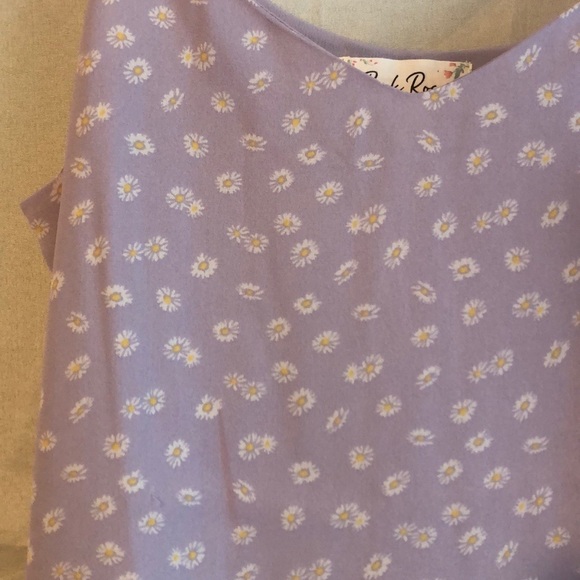 💥3/$40💥Purple Daisy Print Flowy Tank. Size medium - Picture 2 of 4